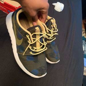 Women 10 Nike Roshe run | dark green+blue / neon